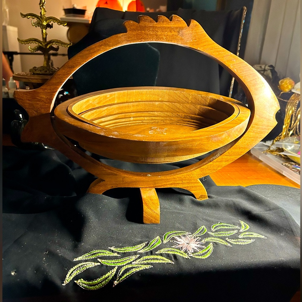 VTG Collapsable Wood Fish Decorative bowl. Measures 14 1/2x 10 inches.